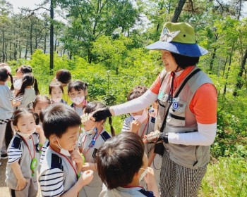 개구리 연못에 쓰레기 낚시을 해요