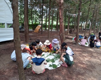 냠냠냠~ 애벌레야 많이 먹어!!