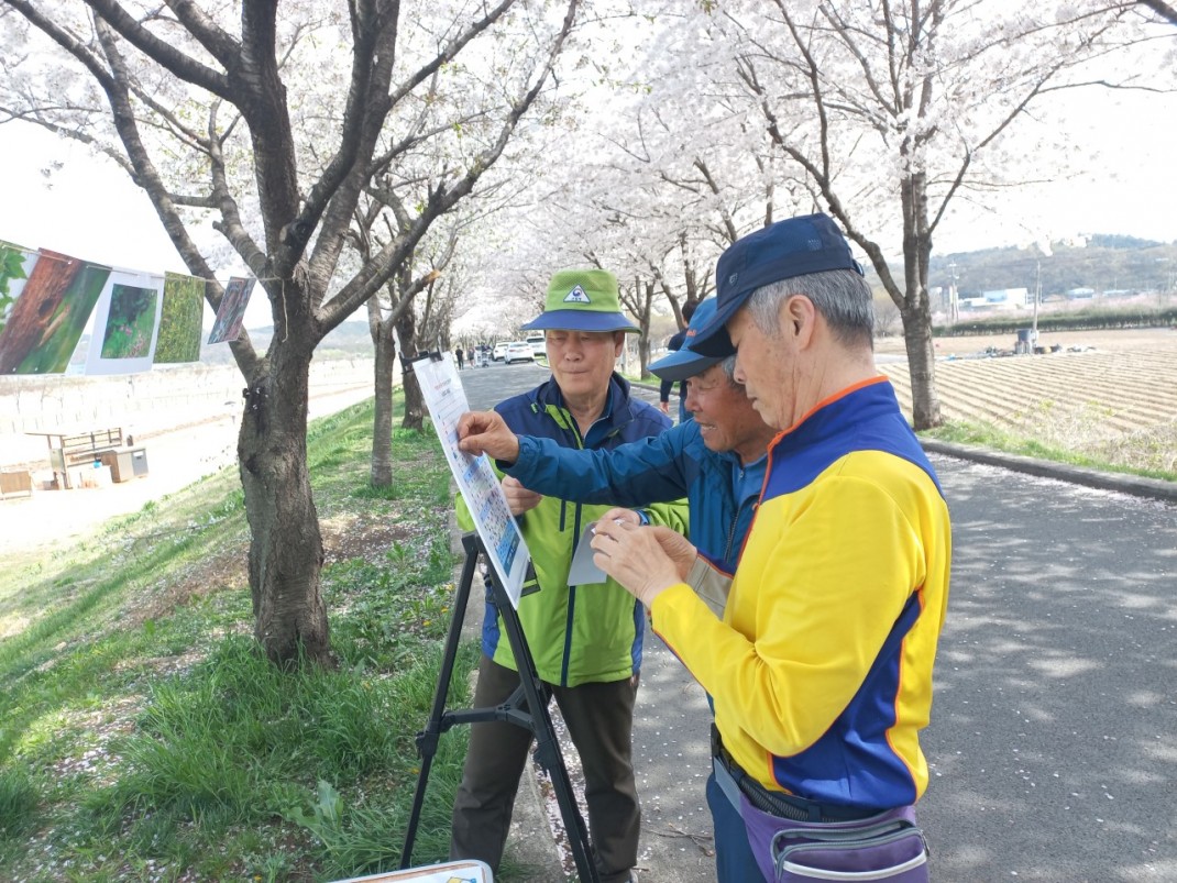 탄소중립 홍보 및 실천 스티커 붙이기 이미지