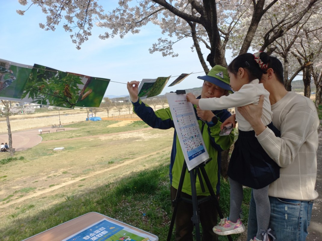 탄소중립 홍보 및 실천 스티커 붙이기 이미지