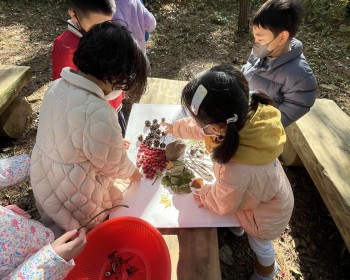 열매와 단풍으로 만든 피자 드세요~